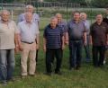 Bild: den
Fast alle aktiven Sänger der Chorgemeinschaft Krummennaab-Thumsenreuth um Chorleiter Helmut Wolf (Siebter von links) und Vorsitzender Dr. Wolfgang Witt (Siebter von rechts) kamen nach der langen coronabedingten Zwangspause im Außenbereich der Tennishütte zu einer Freiluft-Singstunde zusammen.