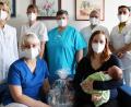 Bild: Klinikum Fichtelgebirge/exb
Chefärztin Dr. Maria Dietrich (hinten links), Hebamme Nataliia Kelep, Abteilungsleiterin Kathrin Schwientek, Hebamme Gabriele Gehr, Kinderkrankenschwester Lisa Zienert und Assistenzarzt Radu Dragan (hinten rechts) gratulierten Jessica Schmidt zur Geburt von Paul Jan.