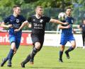 Bild: Büttner, Gerhard
Peter Dollhopf (mitte) auf dem Weg zum 3:0: Der Neustädter Stürmer erzielte beim 5:2 gegen Pressath einen Hattrick.