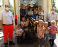 Bild: Kinderhaus Konnersreuth/exb
Christian Hofmann (links) und Hugo Hofmann zeigten den Kindern den Krankenwagen mit seiner Ausrüstung.