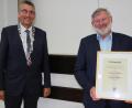 Bild: kro
Hohe Auszeichnung für Josef Schmidkonz (rechts): Er wurde zum Altbürgermeister ernannt. Sein Nachfolger, Bürgermeister Franz Schöner, überreichte ihm die Ehrenurkunde.