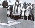 Bild: u
Geistlicher Rat Friedrich Zeitler nahm am 31. August 1951 nach dem Festgottesdienst die Segnung des Tiefbrunnens an der Schönbrunner Straße vor. Neben ihm: Mesner Josef Freimuth.