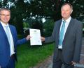 Bild: dob
Konrektor Richard Troglauer (rechts) von der Pfalzgraf-Friedrich-Mittelschule verabschiedet sich mit dem Schuljahresende von der Bildungseinrichtung. Rektor Hubert Reil (links) überreicht die Entlassurkunde des Freistaats.