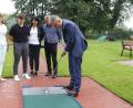 Bild: mfh
1. Bürgermeister Michael Göth führte kürzlich den ersten Schlag auf der neu eröffneten Minigolf-Anlage am Freizeittreff "Sieben Quellen" aus. Wegen des anhaltend leichten Regens hatten Adriana Chesaru, Simon Chesaru, Geschäftsführerin Manuela Sallmen und Petru Chesaru (von links) damals allerdings auf ein Spiel verzichtet.