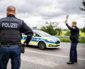 Bild: Guido Kirchner/dpa
Ein Polizeibeamter steht bei einer Corona-Einreisekontrolle der Bundespolizei an der deutsch-niederländischen Grenze.