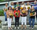 Bild: wbe
Blumen zum Ende der Zeit an der Jahnschule: (vorne, von links) Lisa Stoll-Sperl, Karin Hambeck, Barbara Ortlieb, Stefanie Ruoff, Rektorin Andrea Dechant, (hinten, von links) Lisa Schmid, Susanne Möller, Veronika Radl-Wohlfahrt, Jasmin Pachl, Anna Stiegler und Konrektor Christian Hahn.