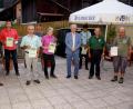 Bild: bkr
Den Ehrenbrief des Oberpfälzer Waldvereins erhielt Uwe Schimpf von Georg Wagner und Klaus-Hannes Kahler (vorne von rechts) verliehen. Sie und Bürgermeister Roman Schäffler gratulierten zudem Rainer Lukas, Benjamin Kuchenreuther, Thomas Wagner, Christa Vogl und Bernhard Hofmann (von links) zu ihren Auszeichnungen.
