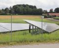 Bild: frd
Zwischen der Solaranlage am östlichen Rand des Gewerbegebiets West (im Vordergrund) und dem Oberviechtacher Stadtteil Hof (rechts im Hintergrund) sollen nicht nur neue Gewerbeflächen, sondern auch ein weiteres "Sonnenfeld" entstehen.