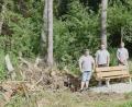 Bild: sck
Mitglieder beider Vereine sowie deren Vorsitzende Christian Maier (OGV) und Johannes Deinzer (JAU) nach getaner Arbeit zum Aufstellen der Sitzbank. Nebenan liegt Totholz als Lebensraum für Insekten.