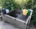 Bild: br
Der Wassertrog im älteren Bereich des gemeindlichen Friedhofs soll umfassend saniert und gleichzeitig der Gottesacker aufgewertet werden. Der Gemeinderat beschloss zu diesem Vorhaben, dass entsprechende Kostenangebote eingeholt werden sollen.