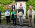 Bild: Heinrich Fraunholz
Sportleiterin Regina Feuerer (links) und FSG-Präsident Hanns Peter Oechsner (rechts) kürten die neuen Würdenträger mit Schützenkönig Ingo Haak, Liesl Margit Meyer, 1. Ritter Markus Siegert (vorne, Zweiter bis Vierter von links) und 2. Ritter Georg Scheffmann (hinten rechts). Hinten links der Vorgänger-Schützenkönig Alois Dittrich, der die neue Königsscheibe stiftete.