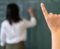 Symbolbild: Marijan Murat/dpa
Hand heben auch in den Ferien: Nutzen Schüler im Landkreis Neustadt/WN und in Weiden das Angebot von Schulen und Kultusministerium, coronabedingte Lernlücken zu schließen?