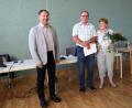 Bild: akp
Robert Irlbacher (Bildmitte) erhielt aus der Hand des Gleiritscher Bürgermeisters Josef Pretzl (links) die Kommunale Dankurkunde. Ehefrau Hildegard nahm an der Würdigung teil.