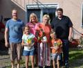 Bild: gi
Hedwig Feneis feierte ihren 80. Geburtstag im Kreise ihrer Lieben. Dazu gratulierten ihre Kinder, die jüngsten Enkel und Pfarrer Udo Klösel.
