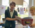 Bild: gis
Büchereileiterin Selma Markhof freut sich über viele Besucher im Bücherstadl, die mit "Rabe Socke" viel erleben möchten.