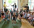 Bild: bph
Die Würdigung des Deutschen Chorverbandes überreichte Carusos-Fachberaterin Andrea Stadler an die Leiterin des Kindergartens St. Marien, Silke Pfab, bei einem kleinen "Festakt" in der Gruppe "Sonnenschein" im Beisein mehrerer Mitarbeiterinnen, die gerne mit den Kindern singen.