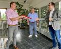 Bild: Eichl
Bürgermeister Ernst Schicketanz (links) übergibt im Beisein seines Geschäftsleiters Rüdiger Fuhrmann das Schallschutz-Gutachten dem DB-Projektleiter Norman Wilk (rechts).
