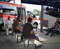 Archivbild: lue
Nach dem Impftermin im Bus warten die Kandidaten unter BRK-Aufsicht noch einige Zeit ab, ob es Sofortreaktionen gibt.