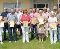 Bild: frd
Für 25, 30, 35, 40, 45 und 50 Jahre Zugehörigkeit zu den „Scharfschützen“ sind zahlreiche Mitglieder geehrt worden. Dazu gratulierten Schützenmeister Achim Schallmoser (Zweiter von links) und Bürgermeister Rudolf Teplitzky (rechts).