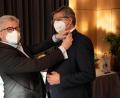 Bild: Tobias Riedl/exb
Der bisherige Rotary-Präsident Klaus Horn (links) steckt seinem Nachfolger Karlhermann Schötz die Präsidentschaftsnadel an.