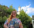 Bild: jrh
Jungautorin Veronika Weinseis mit den ersten beiden Bänden ihrer „Nachtkönig“-Reihe am Fuß der Burgruine Zangenstein.