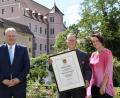 Bild: Petra Hartl
Gemeinsam mit seiner Frau Tina nahm Alt-Landrat Armin Nentwig (Mitte) die Ernennungsurkunde aus den Händen seines Nachfolgers Richard Reisinger entgegen. Den Hintergrund bildet formschön das Schloss, in dem er von 2002 bis 2008 "regiert" hat.