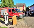 Bild: lg
Der Oberviechtacher Stadtpfarrer Alfons Kaufmann erteilte dem neuen Tragkraftspritzenfahrzeug der Feuerwehr Nunzenried den kirchlichen Segen. Auf dem Dorfplatz hatten sich die aktiven Feuerwehr-Mitglieder um das neue Fahrzeug aufgestellt.