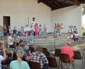 Bild: bsc
Mit lustigen Liedbeiträgen erfreuten die Kinder die Besucher beim Abschlussgottesdienst. Helga Trottmann, Kinderhaus-Leiterin Nicole Lippert (von links, stehend), Hana Balata (rechts, stehend) sowie Marion Weiß (rechts, hockend) und Katarina Prucker (links, kniend), hatten die Feier im Freien vorbereitet.