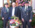 Bild: ker
Für den Schützenverein Bruderbund gratulieren (von links) Manfred Pirner, Hans Sperber und Werner Grünthaler dem "Ritter Toni" zum 85. Geburtstag.