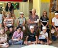 Bild: R. Kreuzer
AWO-Vorsitzende Hilde Zebisch (sitzend, Dritte von rechts) ist auch verletzt und wurde von Kindern fachgerecht verarztet.