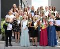 Bild: Sophie-Scholl-Realschule/exb
Vier zehnte Klassen feiern ihren Abschluss. Im Bild die Klasse 10b mit der Schulbesten Leni Schinner (hinten, Zweite von links) und Klassenleiter Studienrat Andreas Sagstetter.