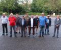 Bild: bsc
Bürgermeister Oskar Schuster (rechts) und TSV-Spartenleiter Martin Streim (links) gratulierten den erfolgreichen Teilnehmern der Sommer-Ortsmeisterschaft 2021 im Asphaltstock-Schießen. Den Sieg holte sich der Gesangverein mit (vorne von links) Heinz Störtzer, Alfred Weidner, Horst Straub und Gottfried Härtl.