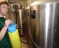 Bild: ui
Vermutlich wegen Materialermüdung platzte an einer ähnlichen Drucksprühflasche an dieser Stelle im Lagerkeller des Flosser Brauhauses Anfang Dezember der Schlauch. Umherspritzende Lauge verletzte Braumeister und Inhaber Ludwig Koch schwer.