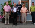 Bild: bey
Johann Sax (links) wurde als Feldgeschworenenobmann wieder gewählt. Sein Stellvertreter ist Wolfgang Helm (3. von links). Georg Striegl (mit Urkunde) ist neuer Feldgeschworener für den Ortsteil Lohma. Bürgermeister Rainer Rewitzer gratulierte zur Wieder- und Neuwahl.