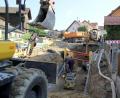 Bild: boj
Bagger und Baumaschinen beherrschen die Dietersdorfer Straße in Niedermurach. Zeitweise war sogar für die Fußgänger kein Durchkommen mehr.