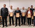 Bild: whw
Für Jahrzehntelange Treue nahmen Georg Walberer, Hans Arnold, Josef Bergler, Gertraud Kallmeier, Peter Rodler und Josef Römisch ihre Urkunde von Vorstand Hermann Lorenz (links) persönlich in Empfang. Nicht mit auf dem Bild Xaver Kellner. Bürgermeister Bernhard Stangl gratulierte im Namen der Stadt.