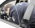 Bild: Polizei Regensburg
Ein Beamter bei der Kontrolle eines Fahrzeuges.