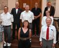 Bild: gf
Die geehrten Mitglieder von BRK und DLRG (von links): Christine Hiltl, Stefan Stauber, Volker Kratzer, Doris Batek, Wolfgang Potsch, Georg Radl sowie BRK-Kreisvorsitzender Gerd Geismann, stellvertretende Kreisgeschäftsführerin Sabine Bogner und Oberbürgermeister Michael Cerny.