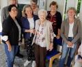Bild: Seniorenclub Kümmersbruck/exb
Der Jubilarin Theresia Reindl (Mitte) aus Kümmersbruck gratulieren Pfarrer Helmut Süß und das Team des örtlichen Seniorenclubs zum 100. Geburtstag.