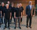 Bild: Christoph Meier/exb
Das Bild zeigt die neugewählte Führungsriege der Feuerwehr Schwarzeneck mit dem neuen Vorsitzenden Dominik Meier (Zweiter von rechts), zusammen mit Bürgermeister Maximilian Beer.