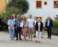 Bild: stg
Familie Zintl freute sich über die Auszeichnung, die von Generalkonservator Mathias Pfeil (links) überreicht wurde. Gratulationen kamen auch von Bürgermeister Roman Schäffler, Diplom-Ingenieurin Sabine Unglaub, MdL Tobias Reiß sowie Denkmalpfleger Raimund Karl (von rechts).