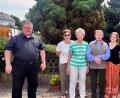 Bild: hai
In die große Gratulantenschar für den Allrounder Karl Bäuml (Dritter von rechts) reihten sich Pfarrer Sven Grillmeier, Tochter Andrea, Gattin Resi, Tochter Petra und Bürgermeister Christian Porsch (von links) ein.