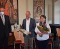 Bild: bnr
Bezirkstagspräsident Franz Löffler (links) verlieh Christian und Silvia Eichinger den Denkmalpreis 2020 im Bürgersaal der Stadt Pfreimd. Sie schufen ein weiteres Schmuckstück am Pfreimder Marktplatz.