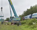 Bild: Chaloupka Miroslav
Einsatzkräfte stehen am Unfallort. Mit schwerem Gerät beginnen die Aufräumarbeiten.