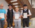 Bild: pop
Der Heimat- und Volkstrachtenverein Schmidmühlen ehrt drei langjährige und engagierte Mitglieder (von links): Hubert Hummel, Vorsitzender Markus Mehringer, Maria Praller und Gerald Stauber.