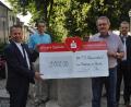 Bild: dob
Diese 2000-Euro-Spende kommt von der Vereinigten Sparkasse mit Vorstandschef Gerhard Hösl (links) gerade richtig für den Turnverein mit den Vorsitzenden Klaus Nigg (Zweiter von rechts) und Dieter Mittelmeier (Zweiter von links). Die Initialzündung dafür ging von Bürgermeister Andreas Wutzlhofer aus.