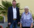 Bild: Gemeinde Freudenberg/exb 
Der Jubilarin Therese Lippert aus Etsdorf gratuliert Bürgermeister Alwin Märkl.