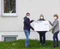 Bild: Kindergarten St. Martin Gebenbach/exb
Natascha Kussin (von links) und Claudia Flierl von der Familiengemeinschaft Gebenbach überreichen eine 330-Euro-Spende an die Leiterin des Kindergartens St. Martin, Gabi Neuberger-Ströhl.