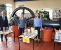 Bild: Stadt Tirschenreuth/exb
Bürgermeister Franz Stahl (links) und Markus Bergauer (rechts), Leiter der Hauptverwaltung, hießen Christine Henrich (Zweite von rechts) und Tatjana Till (Zweite von links) an ihrem neuen Arbeitsplatz willkommen.