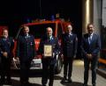 Bild: slh
Der ehemalige Vorsitzende Thomas Bayer wurde mit der Ehrenurkunde ausgezeichnet. Im Bild von links: zweiter Kommandant Johannes Schmid, zweiter Vorsitzender Reinhard Reis jun., erster Vorsitzender Sven Ost, Oberlöschmeister Thomas Bayer, Kommandant Hans-Jürgen Schlosser und Dritter Bürgermeister Norbert Auer.
